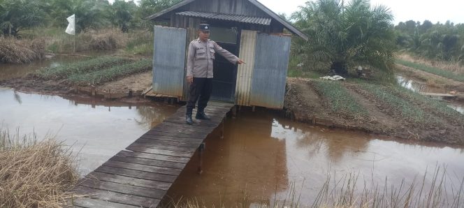 
					Pengecekan Sumber Air Dalam Penanggulangan Karhutla Oleh Personel Polsek Basarang