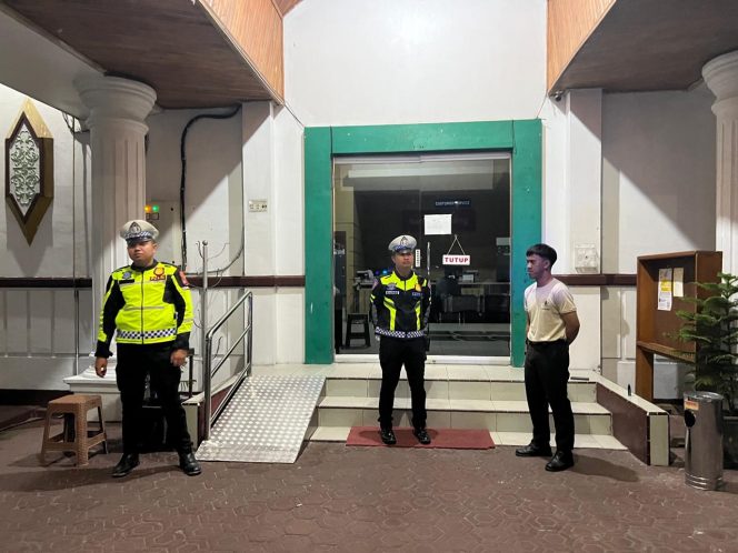 
					Personel Satlantas Polres Sukamara Laksanakan Patroli KRYD di Area Bank Kalteng, Jaga Kamtibmas Tetap Kondusif