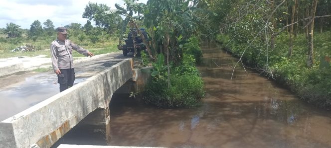
					Pengecekan Sumber Air Dalam Penanggulangan Karhutla Oleh Personel Polsek Basarang