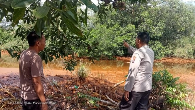 
					Pengecekan Sumber Air Dalam Penanggulangan Karhutla Oleh Personel Polsek Basarang