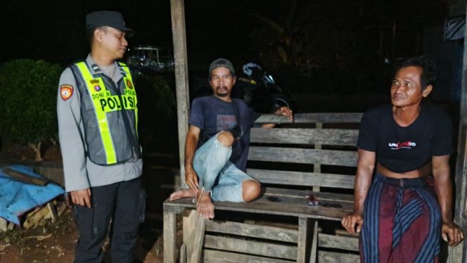 
					ANGGOTA POLSEK PULAU PETAK LAKSANAKAN PATROLI MALAM, GUNA MEWUJUDKAN KAMTIBMAS KONDUSIF DI WILAYAH KECAMATAN PULAU PETAK