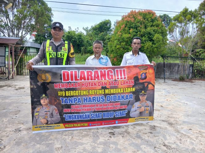 
					DALAM UPAYA PENCEGAHAN KEBARAN HUTAN DAN LAHAN, PERSONEL POLSEK PULAU PETAK SOSIALISASIKAN SANKSI PIDANA PELAKU KARHUTLA KE MASYARAKAT KECAMATAN PULAU PETAK