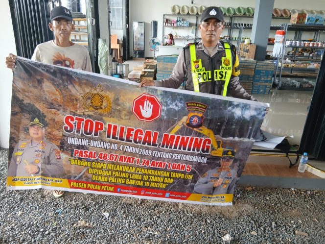 
					PERSONEL POLSEK PULAU PETAK LAKSANAKAN SOSIALISASI ILEGAL MINING KE MASYARAKAT GUNA PENCEGAHAN TAMBANG LIAR DI WILAYAH KECAMATAN PULAU PETAK