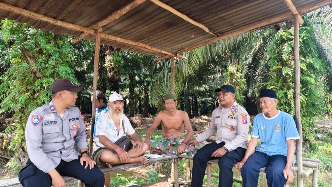 
					Pastikan Kamtibmas Kondusif, Polsek Kapuas Barat Gelar Patroli Sambang ke PT. Graha Inti Jaya