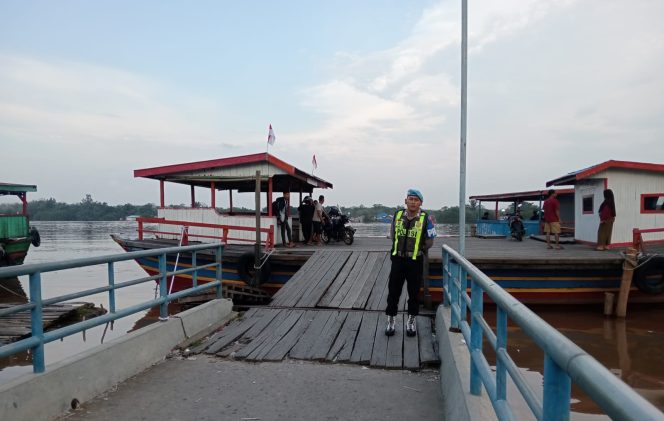 
					Hari Libur Nasional, Polsek Kapuas Barat Amankan Dermaga Feri Penyeberangan Saka Mangkahai