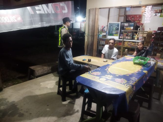 
					Antisipasi Gangguan Kamtibmas, Polsek Kapuas Barat Gelar Patroli Rawan Malam di Desa Anjir Kalampan