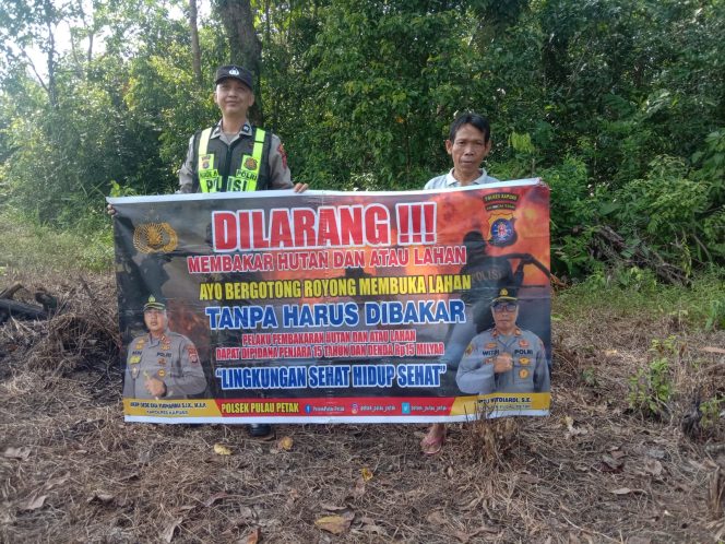 
					DALAM UPAYA PENCEGAHAN KEBARAN HUTAN DAN LAHAN, PERSONEL POLSEK PULAU PETAK SOSIALISASIKAN SANKSI PIDANA PELAKU KARHUTLA KE MASYARAKAT KECAMATAN PULAU PETAK