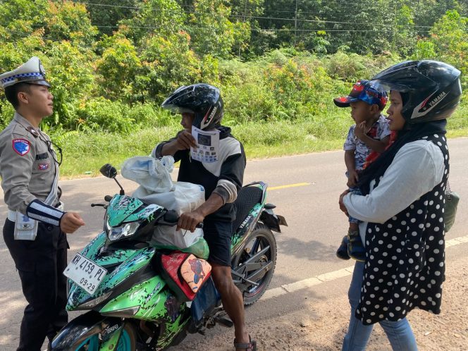 
					SATLANTAS POLRES SERUYAN BAGIKAN LEAFLET, HIMBAU KESELAMATAN BERLALU LINTAS DI JALUR RAWAN
