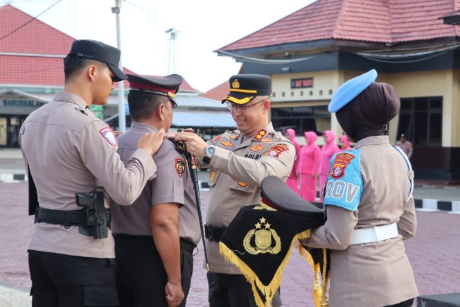 
					37 TAHUN TANPA CACAT, KABAG SDM POLRES SERUYAN NAIK PANGKAT PENGABDIAN MENJADI KOMPOL