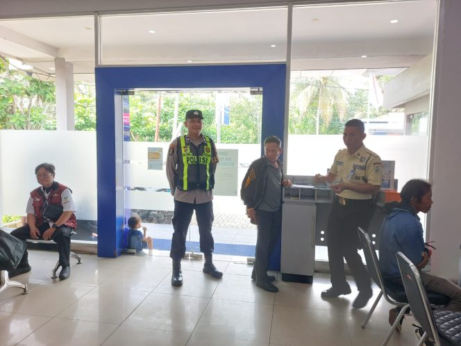 
					Ciptakan Rasa Aman, Polsek Kapuas Barat Patroli Objek Vital di Bank BRI Mandomai
