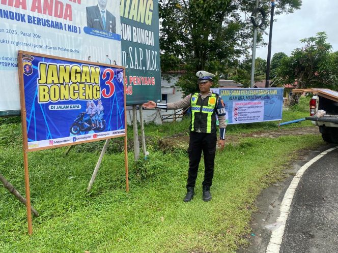 
					Tekan Angka Kecelakaan, Sat Lantas Polres Gunung Mas Pasang Spanduk Himbauan Kamseltibcarlantas di Titik Strategis Kuala Kurun