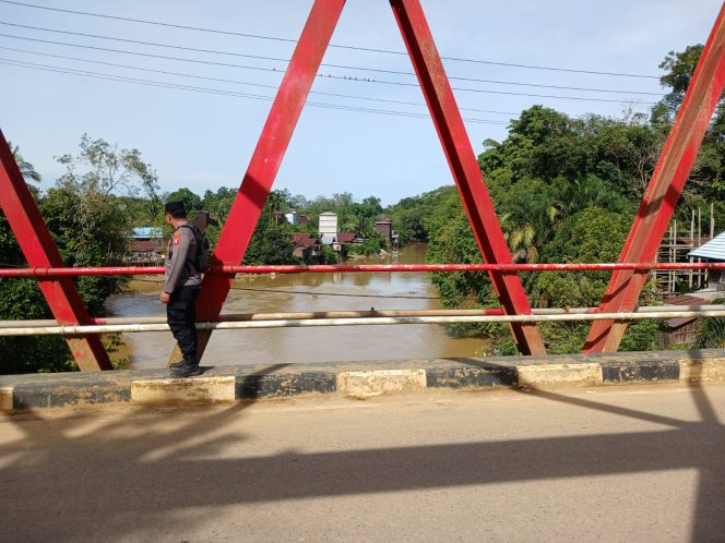 
					Polsek Manuhing Siaga Bencana: Cek Debit Air Pagi Hari, Pastikan Kelurahan Sepang Simin Kondusif