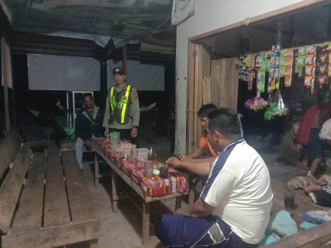 
					ANGGOTA POLSEK PULAU PETAK LAKSANAKAN PATROLI MALAM, GUNA MEWUJUDKAN KAMTIBMAS KONDUSIF DI WILAYAH KECAMATAN PULAU PETAK
