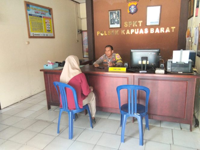
					Wujud Pelayanan Prima, Polsek Kapuas Barat Berikan Kemudahan Pengurusan SIK dan LKB bagi Warga