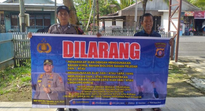 
					Lestarikan Ekosistem Perairan, Polsek Kapuas Barat Bentangkan Spanduk Larangan Illegal Fishing dan Sanksi Pidananya