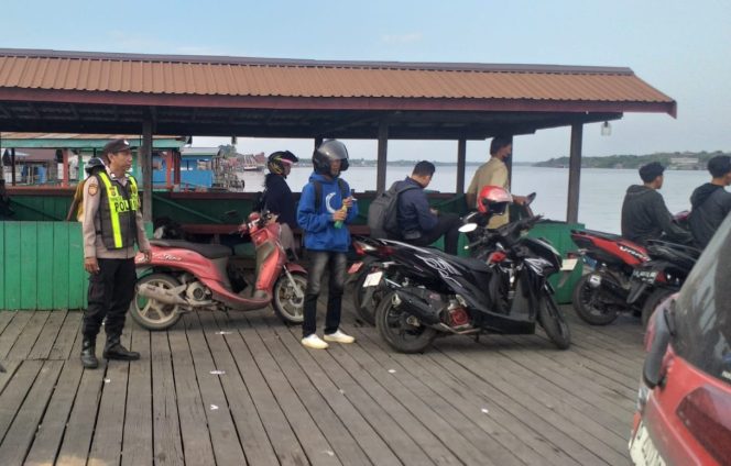 
					Pastikan Keselamatan dan Kelancaran Transportasi Air, Polsek Kapuas Barat Patroli di Dermaga Feri Saka Mangkahai