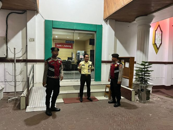 
					Wujud Bakti Institusi, Sat Samapta Polres Sukamara Perkuat Keamanan Bank Kalteng