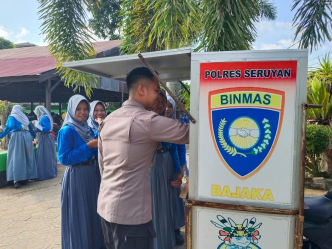 
					SAT BINMAS POLRES SERUYAN GELAR BAJAKA DI SMA NEGERI 1 KUALA PEMBUANG, TUMBUHKAN MINAT BACA PELAJAR