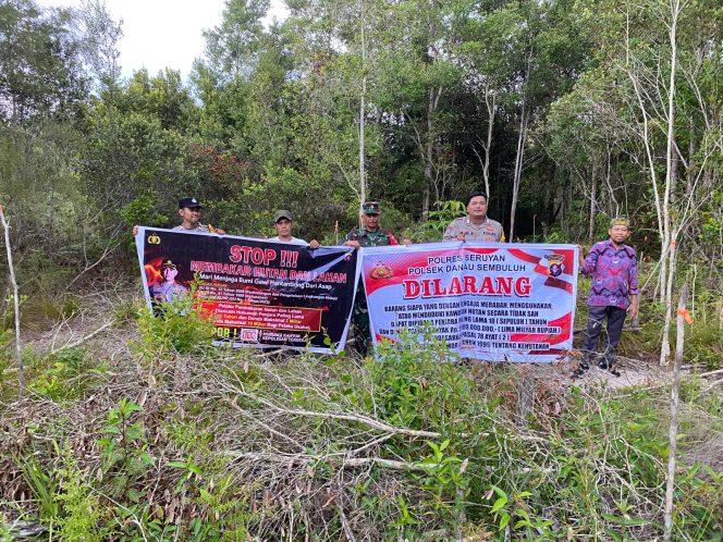 
					BHABINKAMTIBMAS DAN KORAMIL PASANG SPANDUK KARHUTLA DI WILAYAH HUKUM POLSEK DANAU SEMBULUH