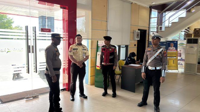 
					PAMAPTA I POLRES SERUYAN PATROLI DIALOGIS KE BANK KALTENG DAN BANK BRI, BINA KEAMANAN SWAKARSA