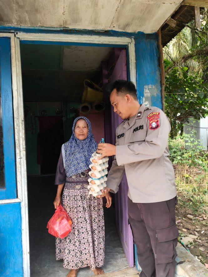 
					WUJUD KEPEDULIAN SOSIAL, BINMAS POLSEK SERUYAN TENGAH BERBAGI SESAMA KEPADA WARGA YANG MEMBUTUHKAN