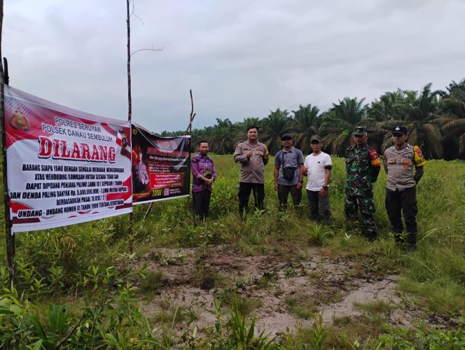 
					BHABINKAMTIBMAS DAN KORAMIL PASANG SPANDUK KARHUTLA DI WILAYAH HUKUM POLSEK DANAU SEMBULUH