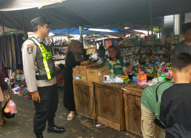 
					Jaga Kamtibmas dan Kenyamanan Jual Beli, Polsek Kapuas Barat Patroli di Pasar Mingguan Mandomai