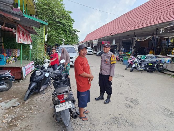 
					BUKAN SEKADAR PATROLI, POLSEK HANAU SAMBANG PASAR SAIK: DUDUK BERSAMA PEDAGANG, DENGERIN CURHAT WARGA