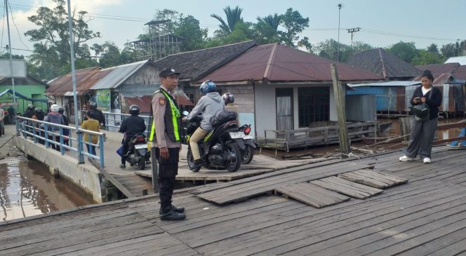 
					Pastikan Keselamatan Transportasi Air, Polsek Kapuas Barat Patroli di Dermaga Feri Penyeberangan Saka Mangkahai