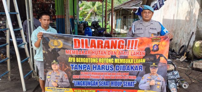 
					DALAM UPAYA PENCEGAHAN KEBARAN HUTAN DAN LAHAN, PERSONEL POLSEK PULAU PETAK SOSIALISASIKAN SANKSI PIDANA PELAKU KARHUTLA KE MASYARAKAT KECAMATAN PULAU PETAK