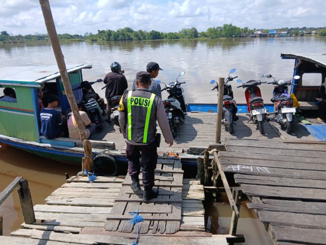 
					PASTIKAN KAMTIBMAS KONDUSIF, PERSONEL POLSEK PULAU PETAK LAKSANAKAN PATROLI DIALOGIS DERMAGA PELABUHAN PENYEBERANGAN DESA SEI TATAS HILIR