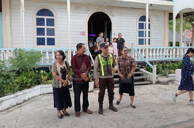 
					Polsek Kapuas Barat Laksanakan Patroli dan Pengamanan Ibadah di Gereja Imanuel Desa Saka Mangkahai