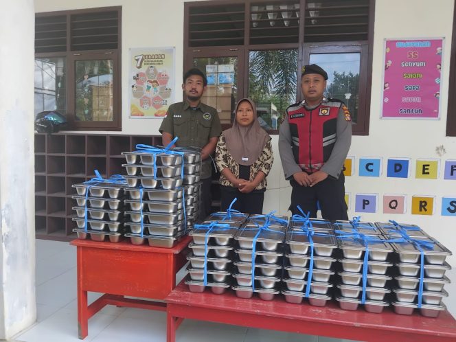 
					Pengawalan Distribusi MBG, Wujud Komitmen Polres Sukamara Dukung Peningkatan Gizi Masyarakat