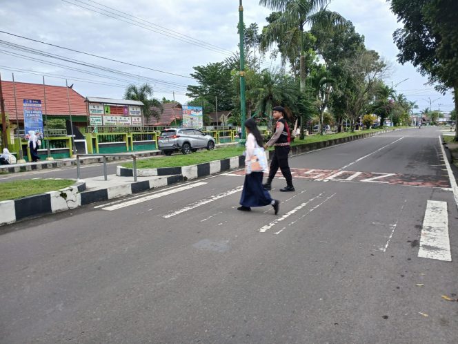
					Sat Samapta Polres Sukamara Tertibkan Arus Lalu Lintas Pagi Hari demi Kenyamanan Aktivitas Warga