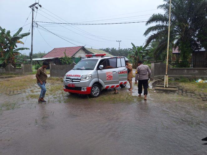
					BHABINKAMTIBMAS BANTU RUJUK ODGJ KE SAMPIT, SINERGI POLISI DAN TENAGA MEDIS TANGANI GANGGUAN JIWA