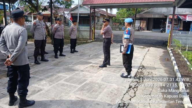 
					Jaga Kedisiplinan dan Pelayanan Prima, Kapolsek Kapuas Barat Pimpin Apel Pagi Personel