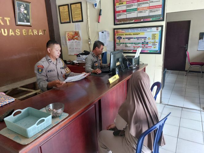 
					Kedepankan Sikap Humanis, Polsek Kapuas Barat Berikan Pelayanan Prima Bagi Warga yang Datang ke Mako
