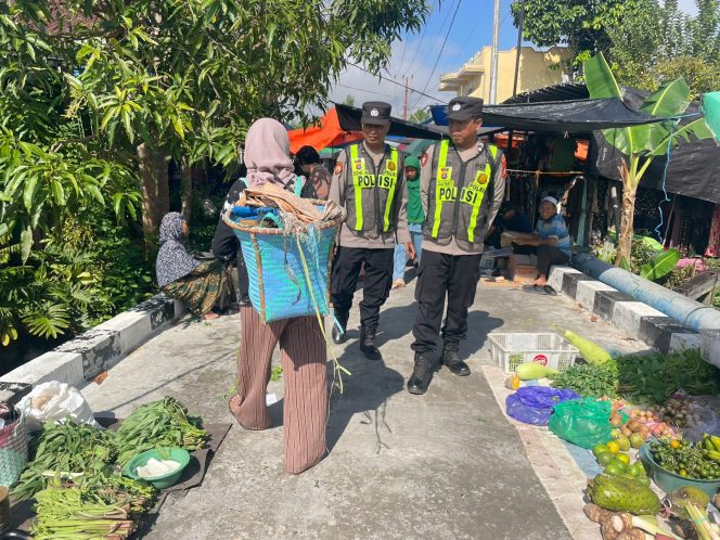 
					WUJUDKAN KEAMANAN DI TENGAH MASYARAKAT PERSONEL POLSEK PULAU PETAK PATROLI PASAR MINGGUAN