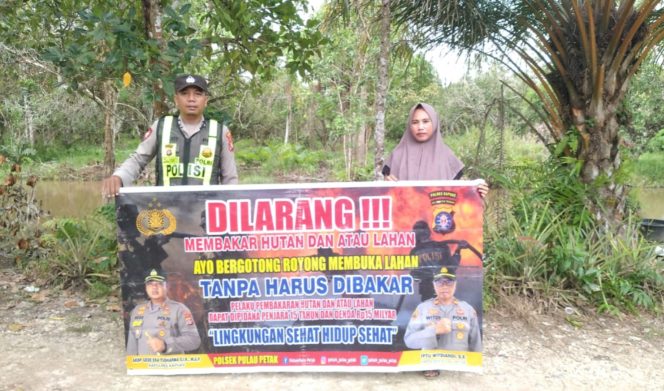 
					DALAM UPAYA PENCEGAHAN KEBARAN HUTAN DAN LAHAN, PERSONEL POLSEK PULAU PETAK SOSIALISASIKAN SANKSI PIDANA PELAKU KARHUTLA KE MASYARAKAT KECAMATAN PULAU PETAK