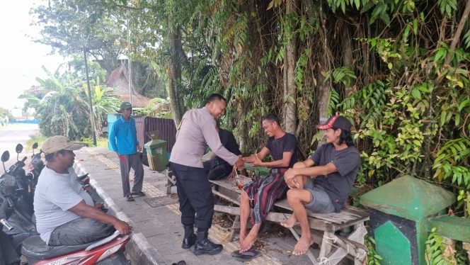 
					Bhabinkamtibmas Kumai Hulu Sambang Warga, Eratkan Silaturahmi Dan Kamtibmas