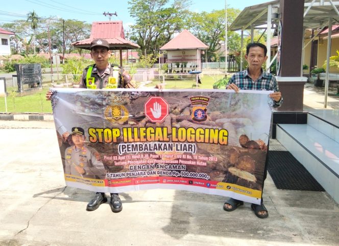 
					Jaga Kelestarian Hutan, Polsek Kapuas Barat Sosialisasikan Larangan Illegal Logging di Kelurahan Mandomai