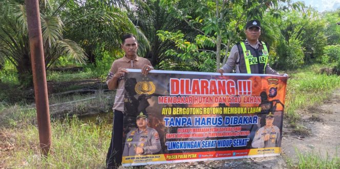 
					DALAM UPAYA PENCEGAHAN KEBARAN HUTAN DAN LAHAN, PERSONEL POLSEK PULAU PETAK SOSIALISASIKAN SANKSI PIDANA PELAKU KARHUTLA KE MASYARAKAT KECAMATAN PULAU PETAK