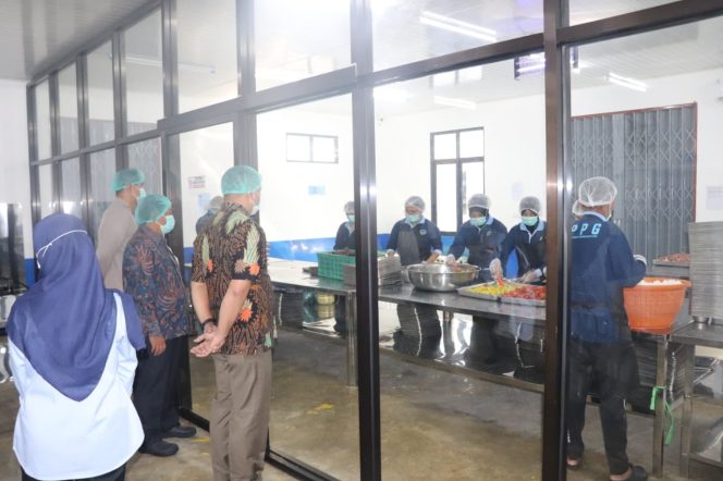 
					Komitmen Nyata Polri, Kapolres Kobar Dampingi Tim Puslitbang Polri Pastikan SPPG Siap Layani Gizi Anak
