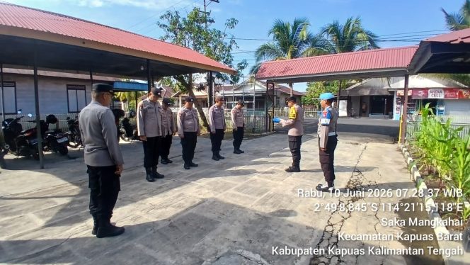 
					Tingkatkan Disiplin Kerja Anggotanya, Kapolsek Kapuas Barat Berikan Arahan Saat Apel Pagi