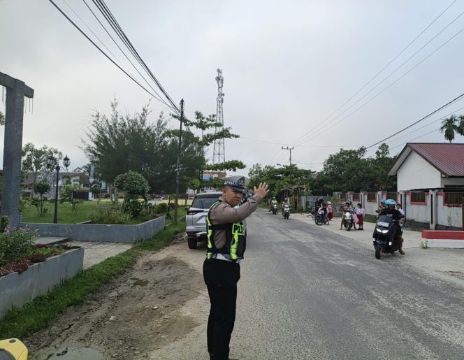 
					Senyum Pelajar Kuala Kurun, Personel Satlantas Polres Gumas Pastikan Keselamatan di Jalan