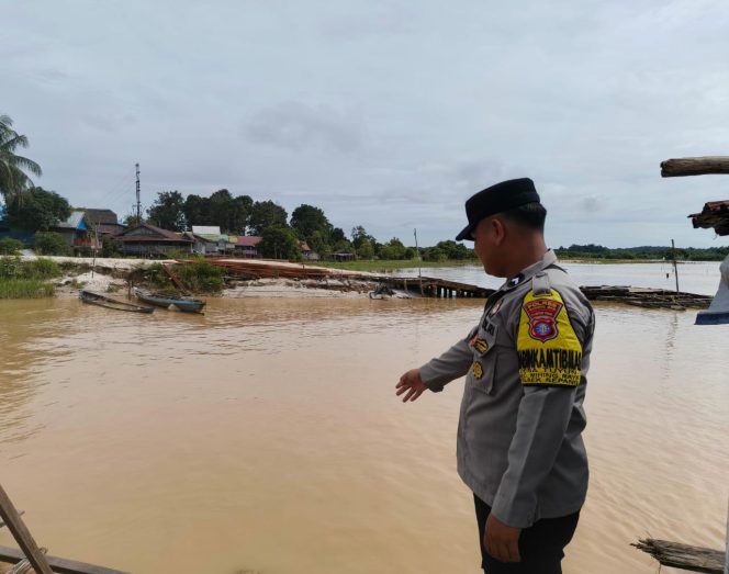 
					Senyum Pelajar Kuala Kurun, Personel Satlantas Polres Gumas Pastikan Keselamatan di Jalan