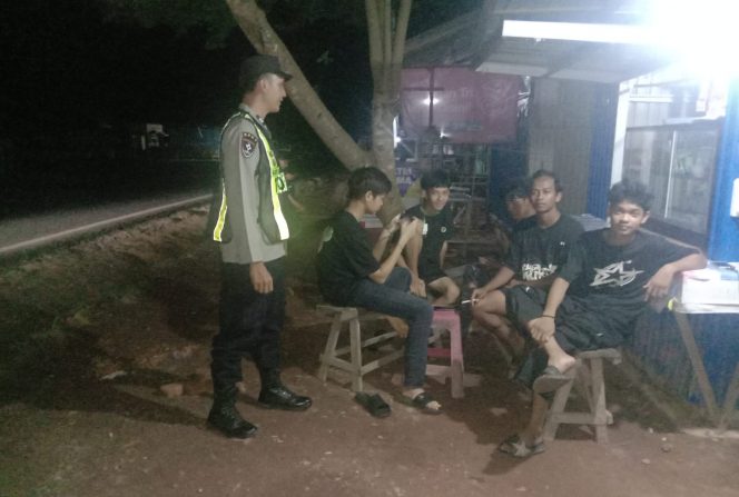 
					ANGGOTA POLSEK PULAU PETAK LAKSANAKAN PATROLI MALAM, GUNA MEWUJUDKAN KAMTIBMAS KONDUSIF DI WILAYAH KECAMATAN PULAU PETAK