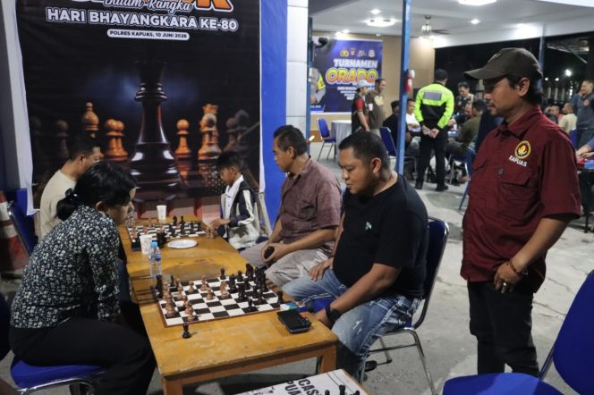 
					Semarak Hari Bhayangkara Ke-80, Kapolres Kapuas Buka Turnamen Orado dan Catur untuk Pererat Soliditas Personel