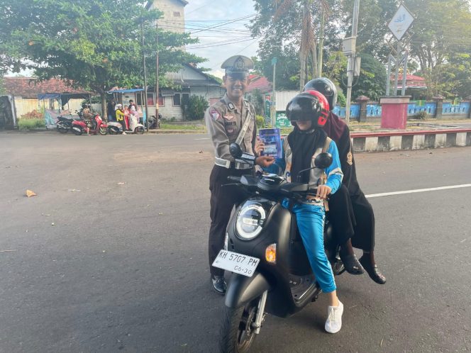 
					SATLANTAS POLRES SERUYAN BAGI-BAGI LEAFLET DI BUNDARAN KUALA PEMBUANG, KAMPANYEKAN KESELAMATAN BERLALU LINTAS