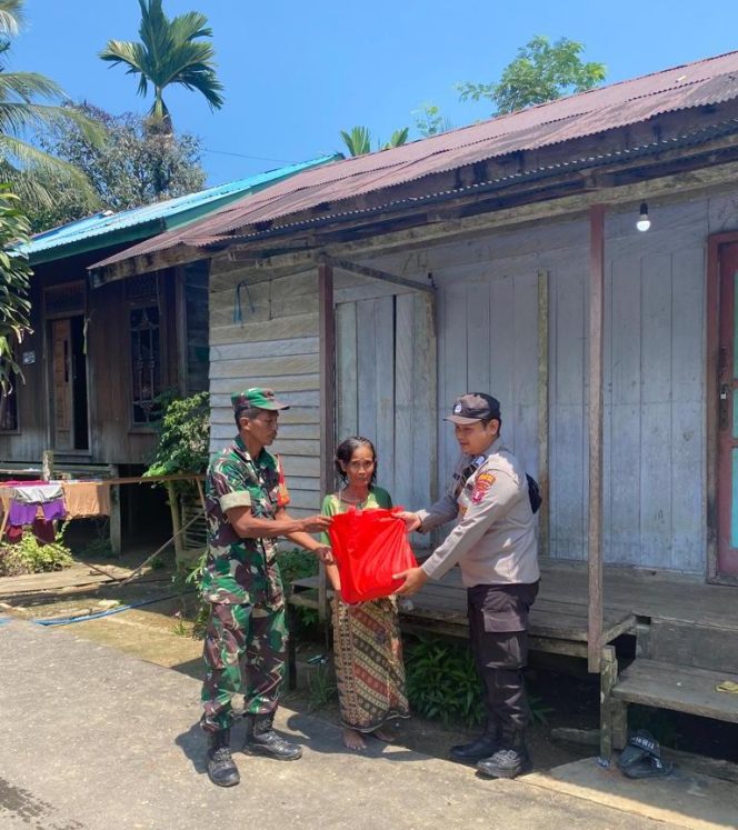
					Sentuhan Kasih TNI-Polri: Lansia di Tumbang Hamputung Tersenyum Hangat Terima Penyaluran Bansos Sembako